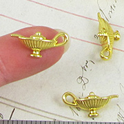 Gold Aladdin&#39s Lamp Charm