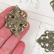 42x30mm Antique Gold Diamond Filigree